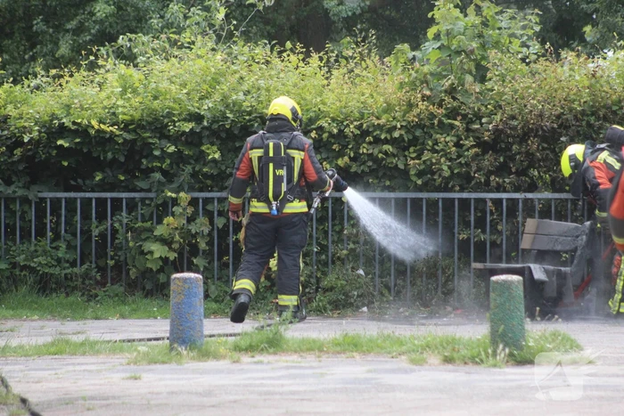 Bankje op schoolplein in brand