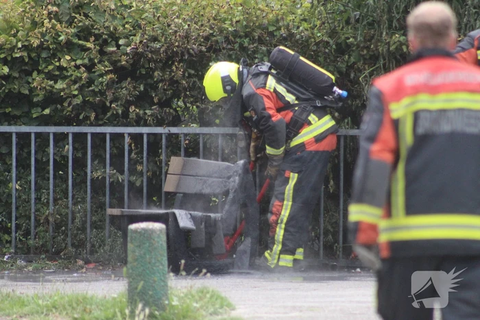 Bankje op schoolplein in brand