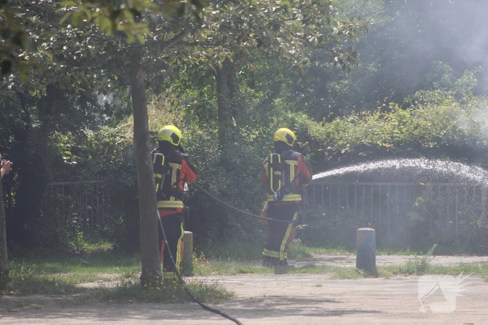 Bankje op schoolplein in brand
