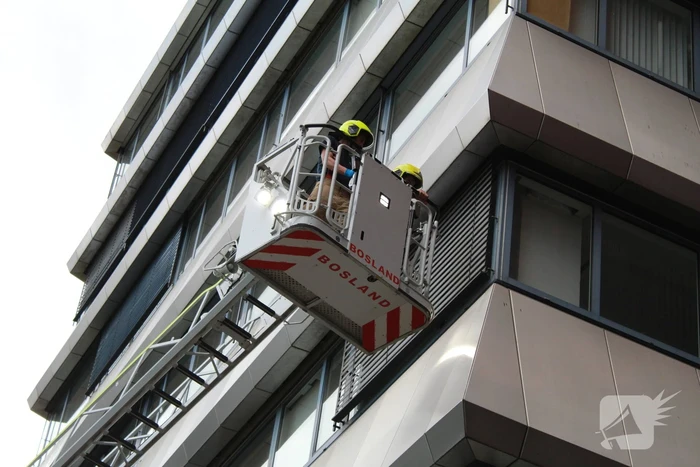 Brandweer assisteert bij klapperende zonwering