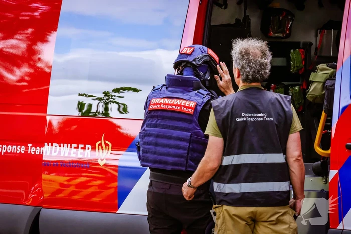 Veel bekijks bij man met verward gedrag op dak