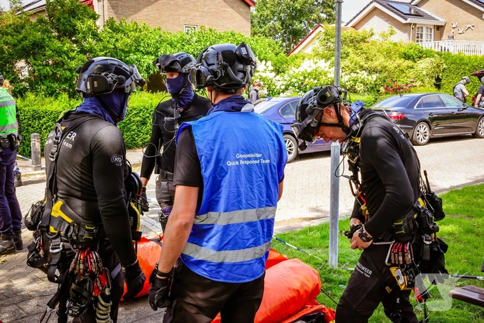 Veel bekijks bij man met verward gedrag op dak