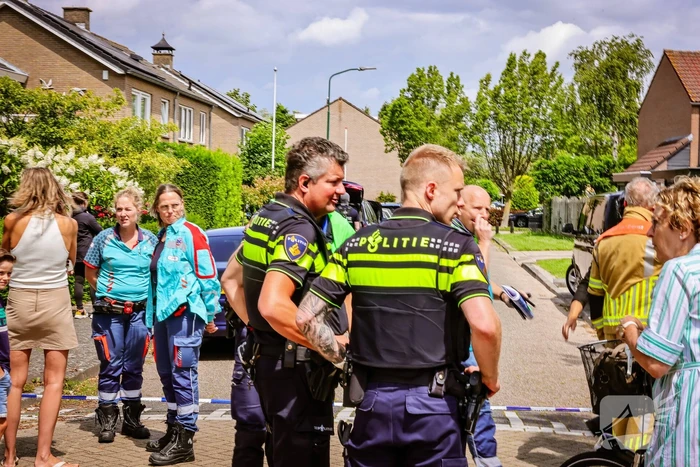 Veel bekijks bij man met verward gedrag op dak