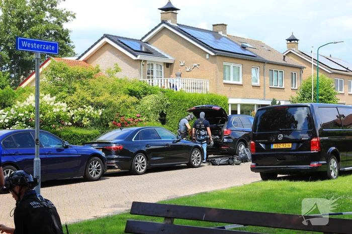 Veel bekijks bij man met verward gedrag op dak