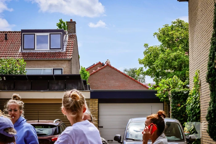 Veel bekijks bij man met verward gedrag op dak