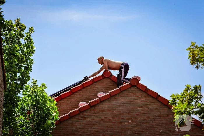 Veel bekijks bij man met verward gedrag op dak