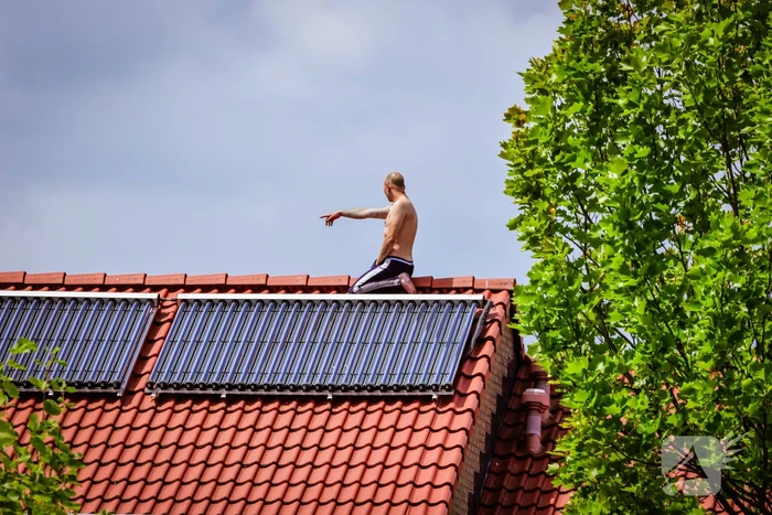 Veel bekijks bij man met verward gedrag op dak