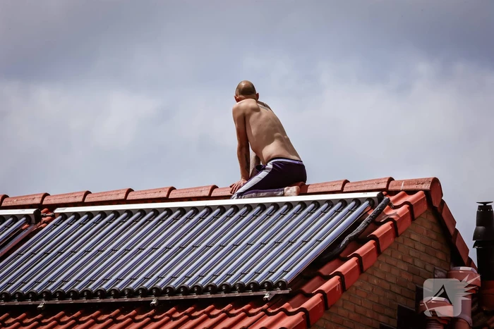 Veel bekijks bij man met verward gedrag op dak