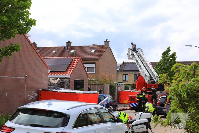 Veel bekijks bij man met verward gedrag op dak