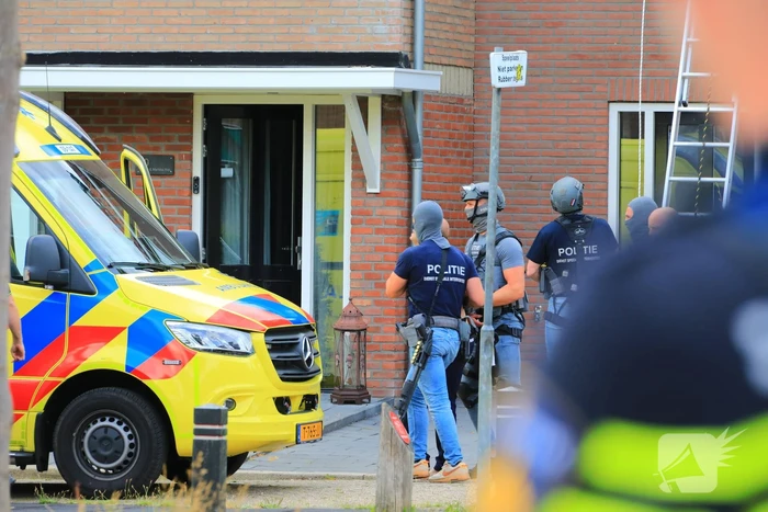 Veel bekijks bij man met verward gedrag op dak