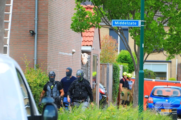 Veel bekijks bij man met verward gedrag op dak