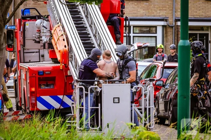 Veel bekijks bij man met verward gedrag op dak