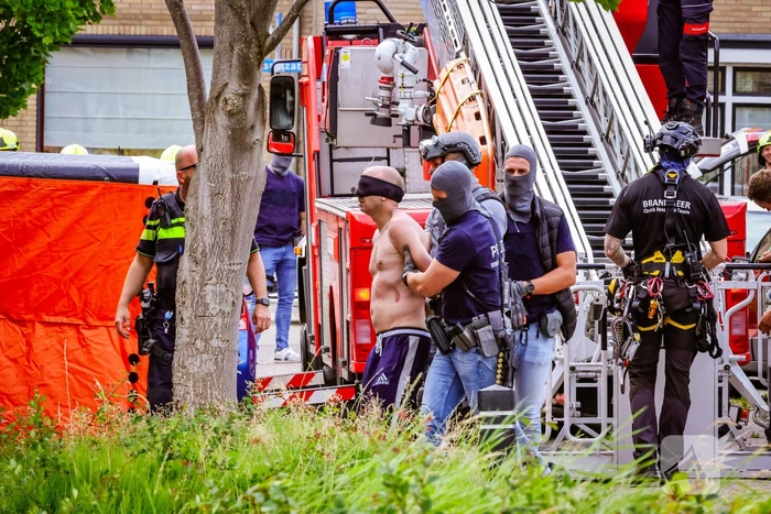Veel bekijks bij man met verward gedrag op dak