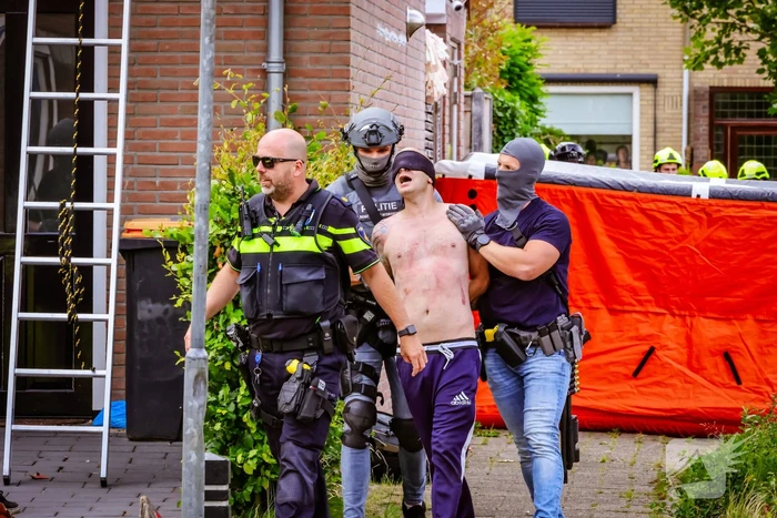 Veel bekijks bij man met verward gedrag op dak