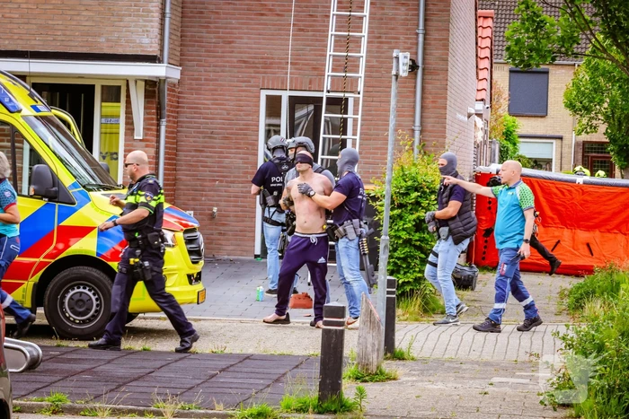 Veel bekijks bij man met verward gedrag op dak
