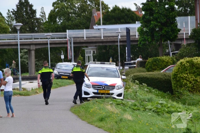 Persoon belandt in water tijdens fietsen