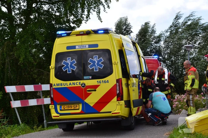 Persoon belandt in water tijdens fietsen