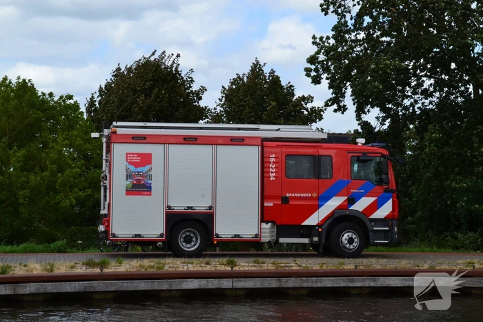Persoon belandt in water tijdens fietsen