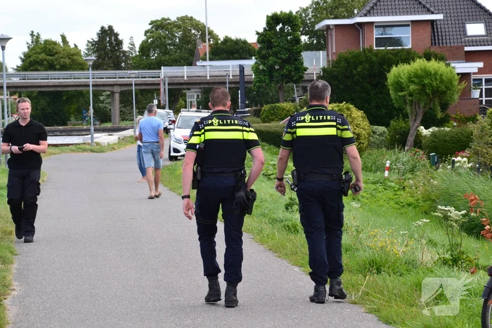 Persoon belandt in water tijdens fietsen