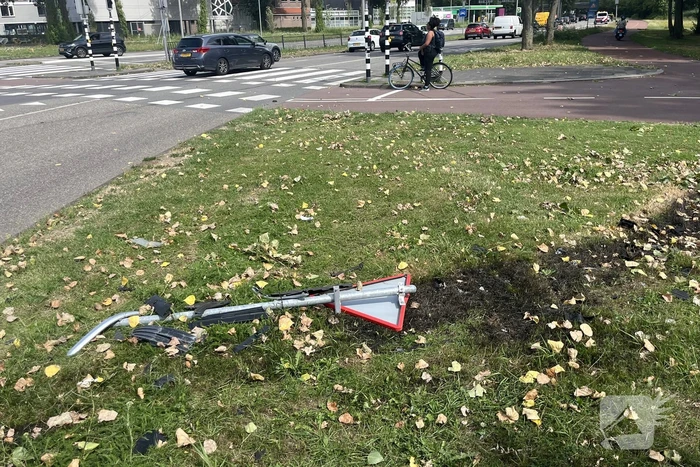 Automobilist raakt van de weg en ramt verkeersbord
