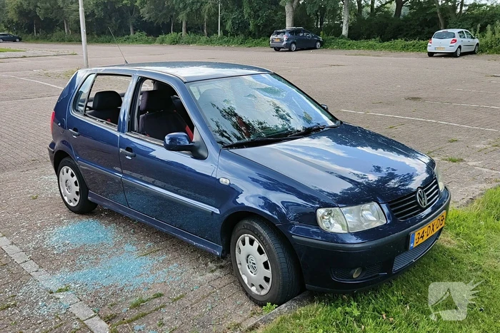 Auto flink beschadigd na ruzie, vier personen naar ziekenhuis