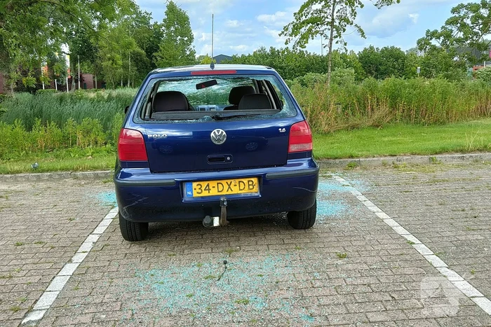 Auto flink beschadigd na ruzie, vier personen naar ziekenhuis