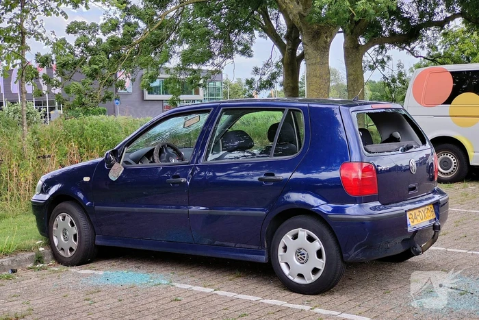 Auto flink beschadigd na ruzie, vier personen naar ziekenhuis
