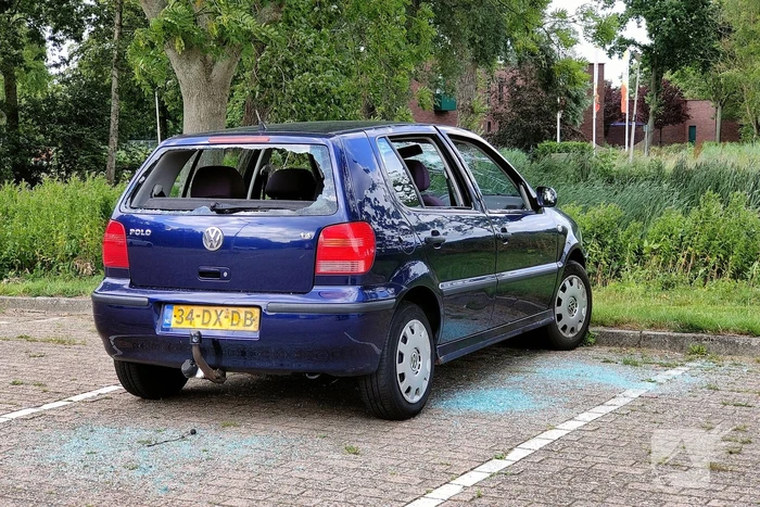 Auto flink beschadigd na ruzie, vier personen naar ziekenhuis
