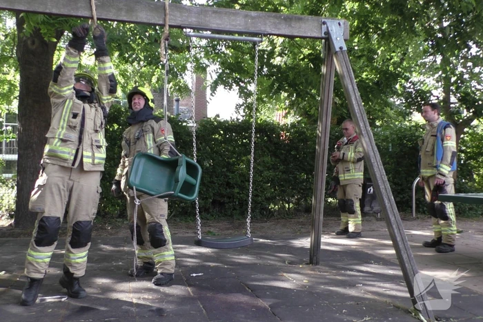 Jongeren steken schommel in brand