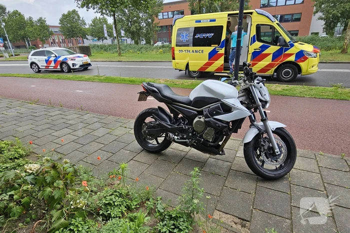 Motorrijder gaat onderuit en raakt gewond