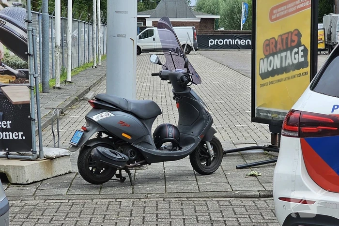 Scooterrijder gewond bij aanrijding bij uitrit