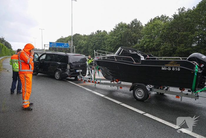 Duitse toerist schaart met aanhanger op snelweg