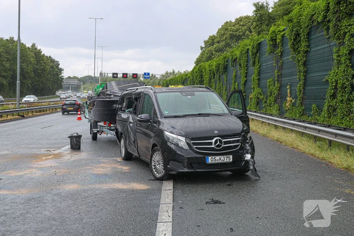Duitse toerist schaart met aanhanger op snelweg