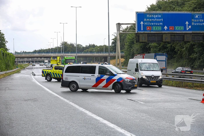 Duitse toerist schaart met aanhanger op snelweg