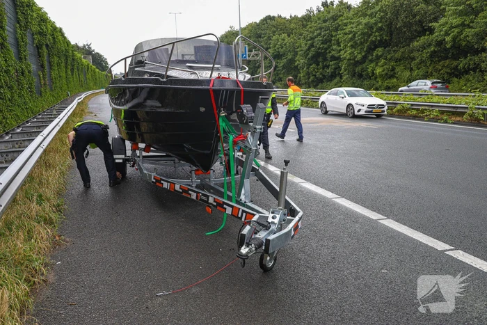 Duitse toerist schaart met aanhanger op snelweg
