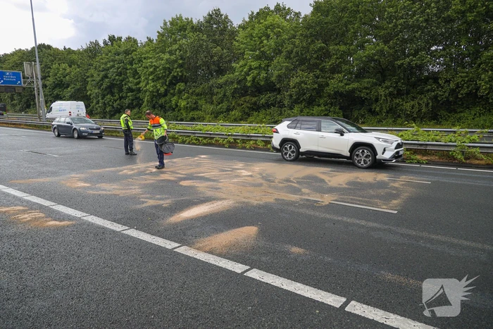 Duitse toerist schaart met aanhanger op snelweg