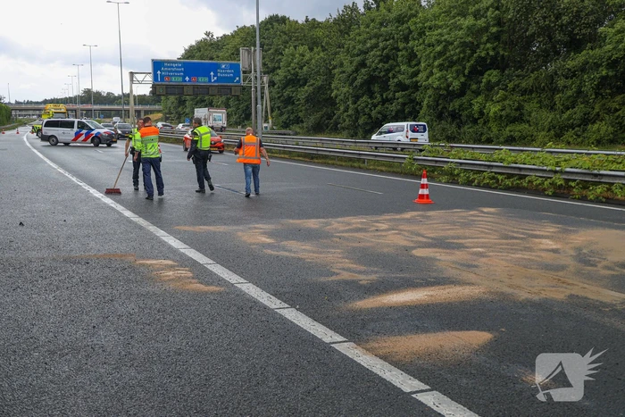 Duitse toerist schaart met aanhanger op snelweg