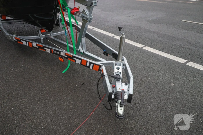 Duitse toerist schaart met aanhanger op snelweg