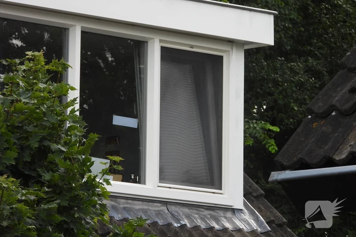 Bewoner ademt rook in bij woningbrand