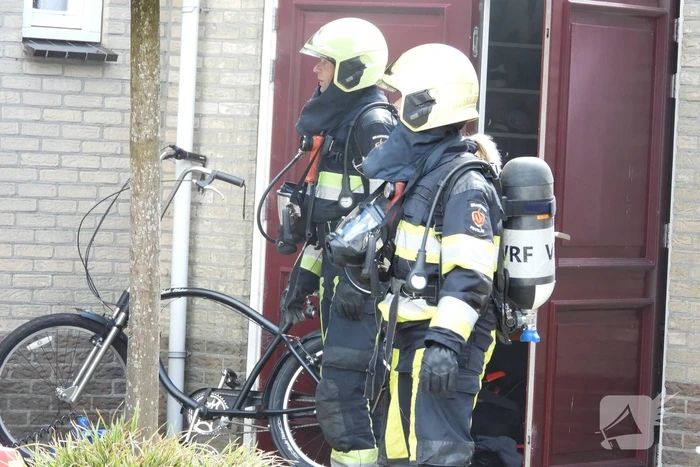Bewoner ademt rook in bij woningbrand