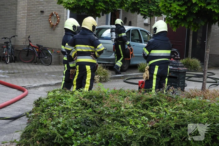 Bewoner ademt rook in bij woningbrand