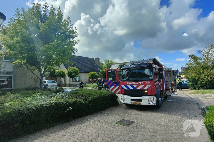 Bewoner ademt rook in bij woningbrand