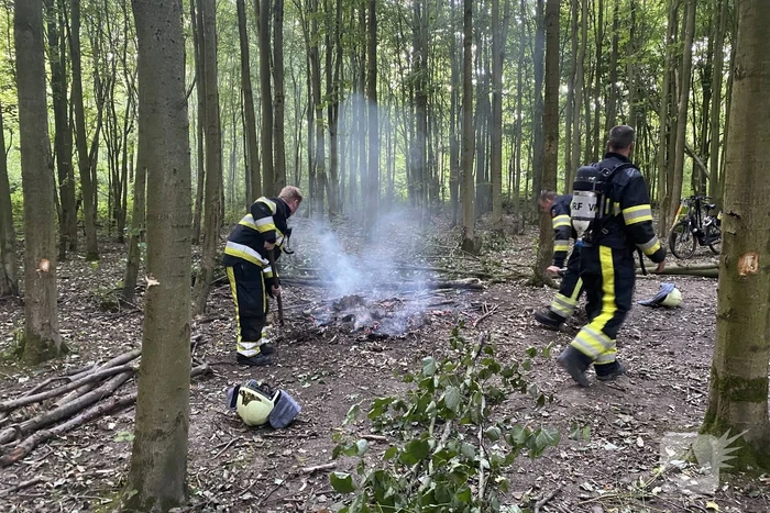 Brandweer dooft buitenbrand