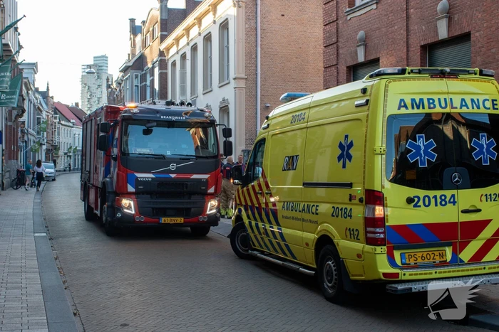 Persoon ademt rook in bij brand in zorginstelling