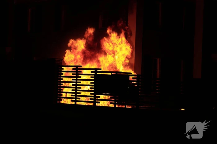 Auto door brand verwoest na explosie