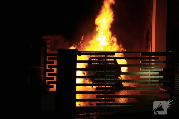 Auto door brand verwoest na explosie