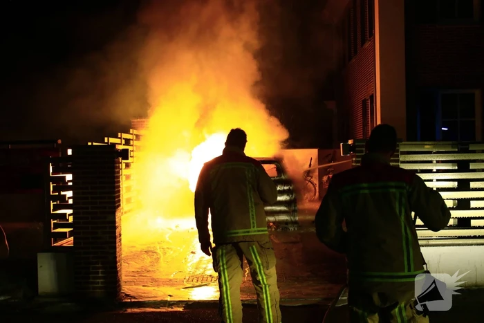 Auto door brand verwoest na explosie