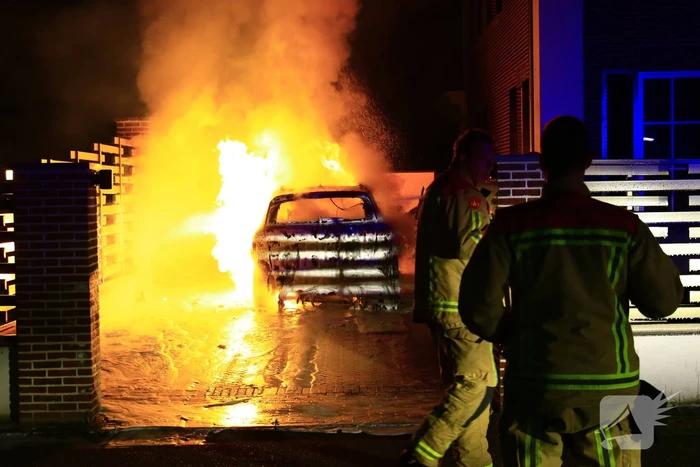 Auto door brand verwoest na explosie