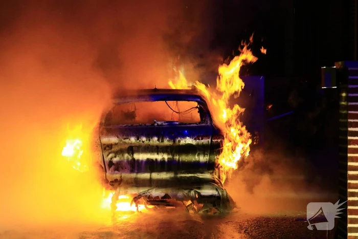 Auto door brand verwoest na explosie