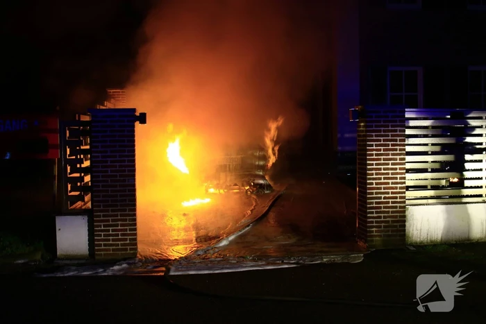 Auto door brand verwoest na explosie